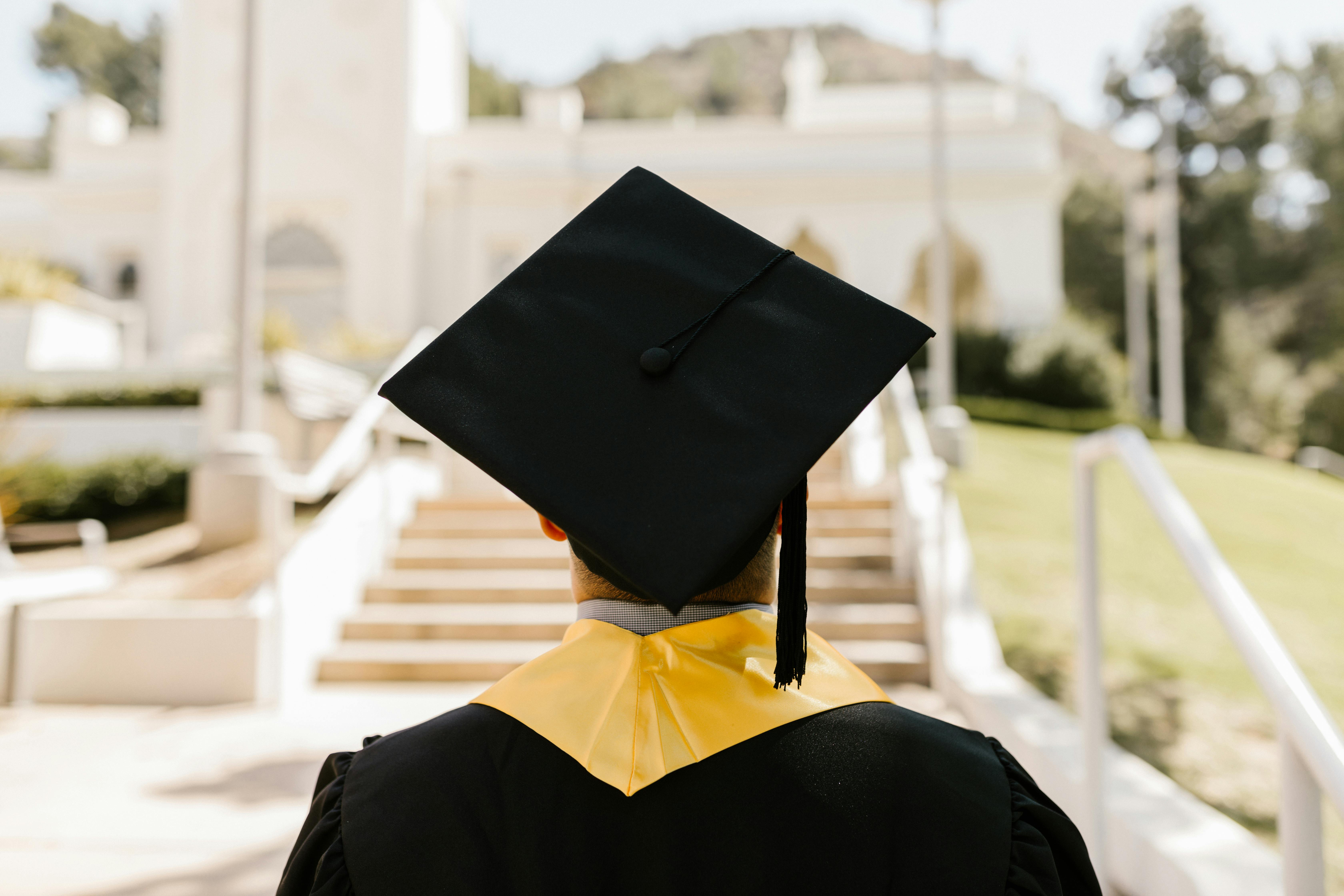La Decisión: La imagen del graduado subiendo las escaleras representa el punto final de este proceso. Simboliza la culminación de un camino de exploración y la toma de una decisión exitosa. La figura, de espaldas, mira hacia un futuro prometedor, sugiriendo que, con la orientación adecuada, cada joven puede tomar el control de su destino y ascender hacia sus metas profesionales y personales.